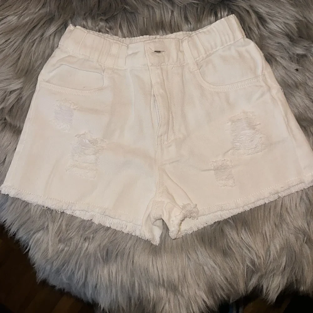 NWT raw trim white denim shorts. Size 6-7/130.